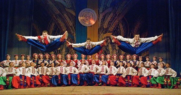 Hop (хоп) в английском – подпрыгивать, прыгать, скакать. И – танцевать, танцы. Но почему гопак – танец только у украинцев?