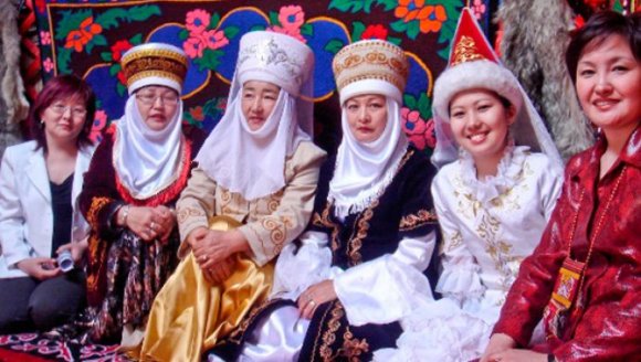 Каза́хский язы́к – қазақ тілі, qazaq tili, относится к тюркским языкам. Связь с русским